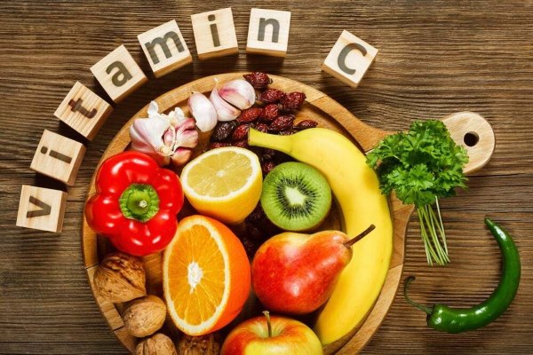 Chị em uống hoặc ăn thực phẩm giàu vitamin C để bổ sung vitamin C