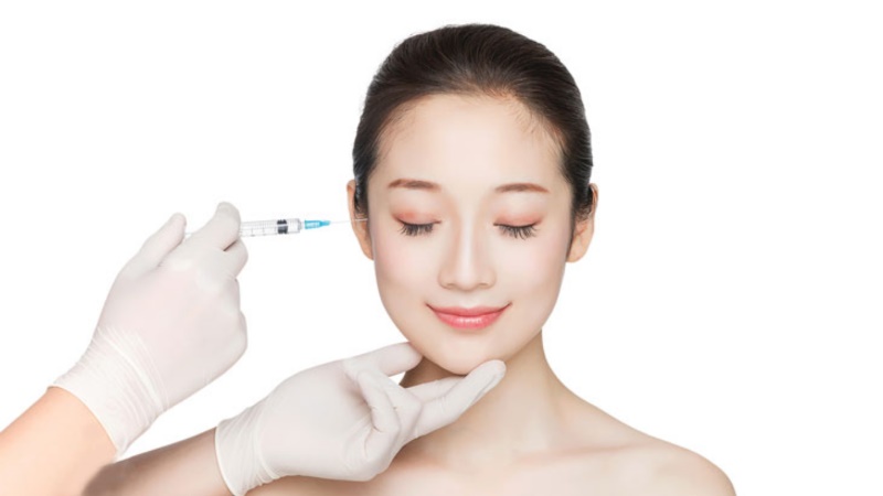 Tiêm filler làm đầy các nếp nhăn trên gương mặt.