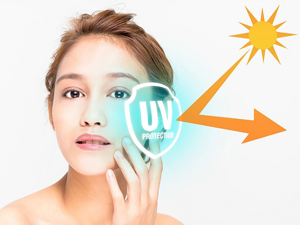 Bôi kem chống nắng để bảo vệ da khỏi tia UV