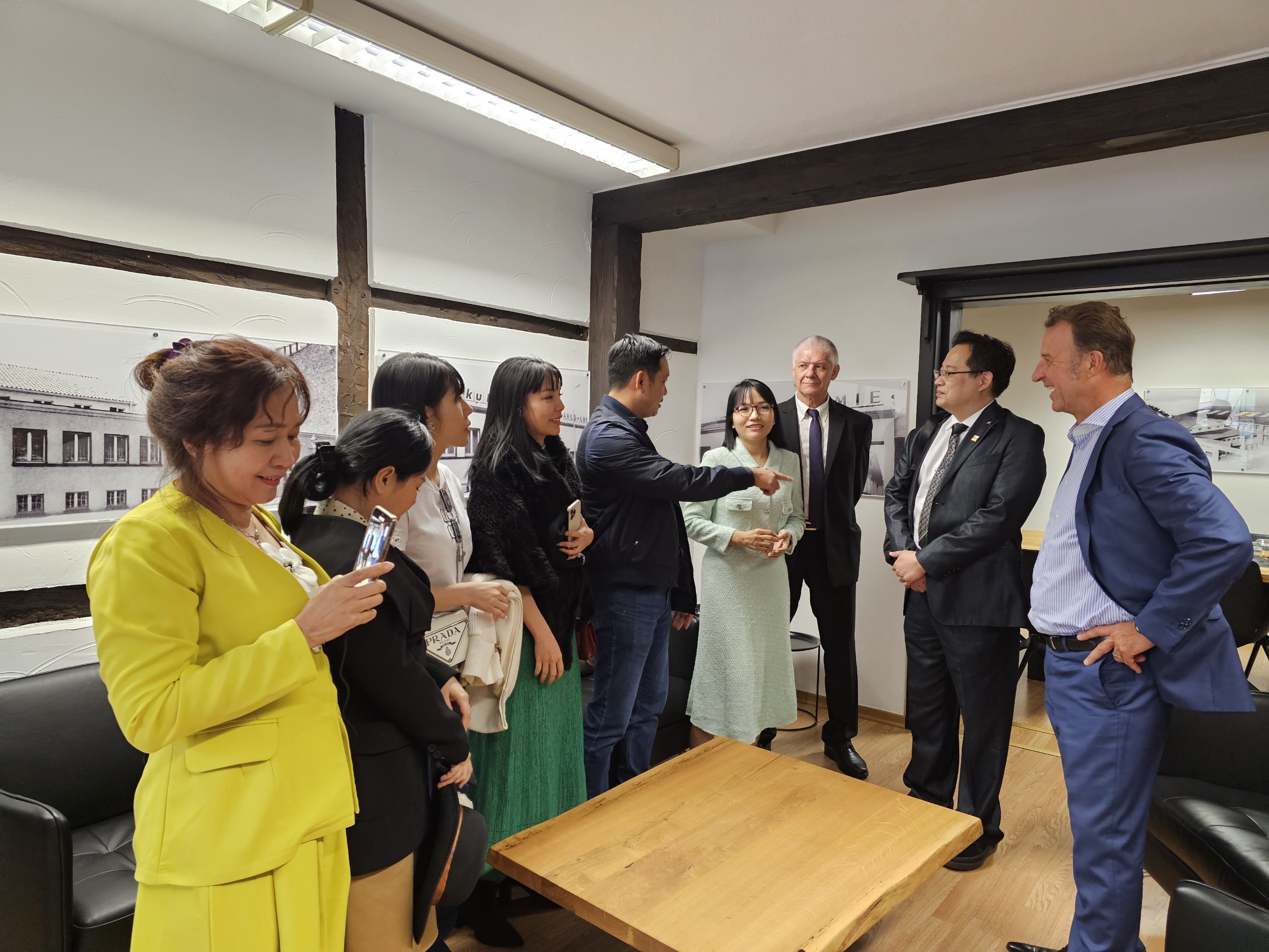P2H Group cùng Bhmed đã tổ chức thành công chuyến tham quan Văn phòng chủ quản LBA tại Paris và phòng LAB, cơ sở A.R.C.O nơi bào chế viên uống trẻ hóa tế bào Bhmed