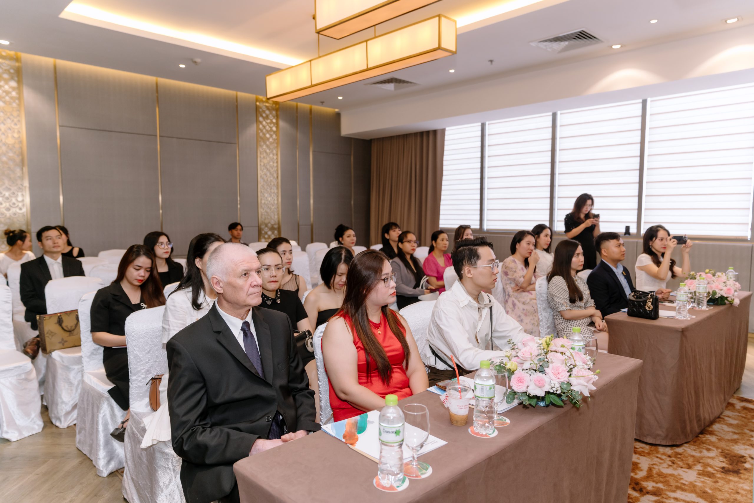 Đông đảo khách mời tới tham dự Sự kiện
