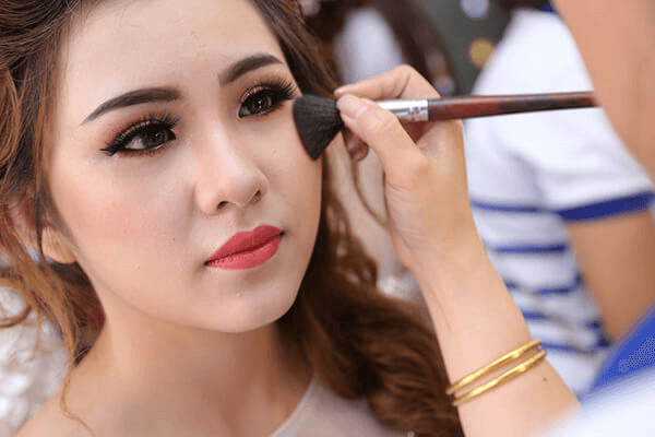 Không nên trang điểm trong 24h đầu