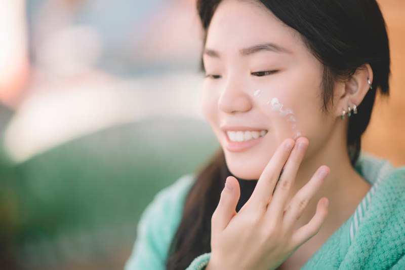 Sau khi thoa kem dưỡng ẩm khoảng 5 - 10 phút thì sử dụng kem chống nắng