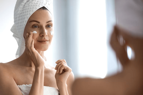 Sử dụng các sản phẩm chăm sóc da và theo lộ trình phù hợp