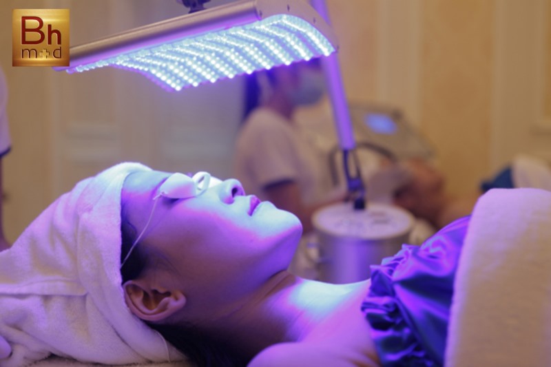 Trẻ hoá làn da bằng ánh sáng sử dụng các tia ánh sáng và các bước sóng phù hợp